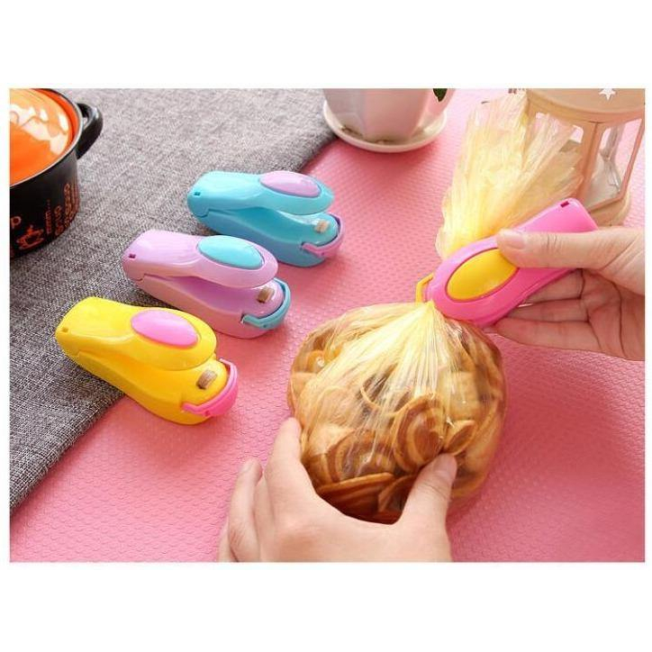Mini Seladora Portátil 2 em 1 – Lacre e Conserve Alimentos com Praticidade no Seu Dia a Dia
(Ideal para famílias, viajantes e quem ama praticidade na cozinha! Com ímã de geladeira + uso a pilha para vedação instantânea.)