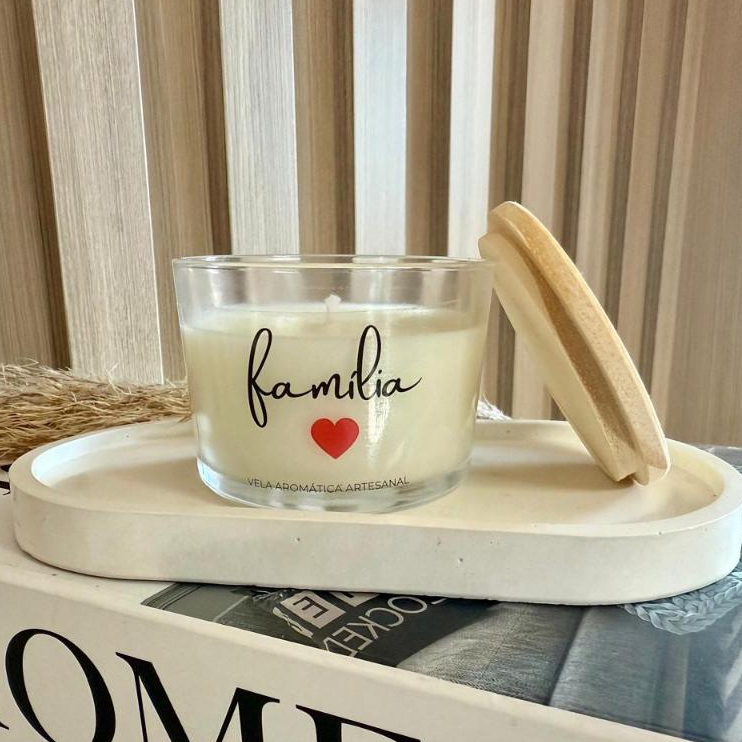 Vela Perfumada Artesanal Vegana com Frases – 100g com Tampa de Madeira | Presente Afetivo, Estilo & Bem-Estar para o Lar
