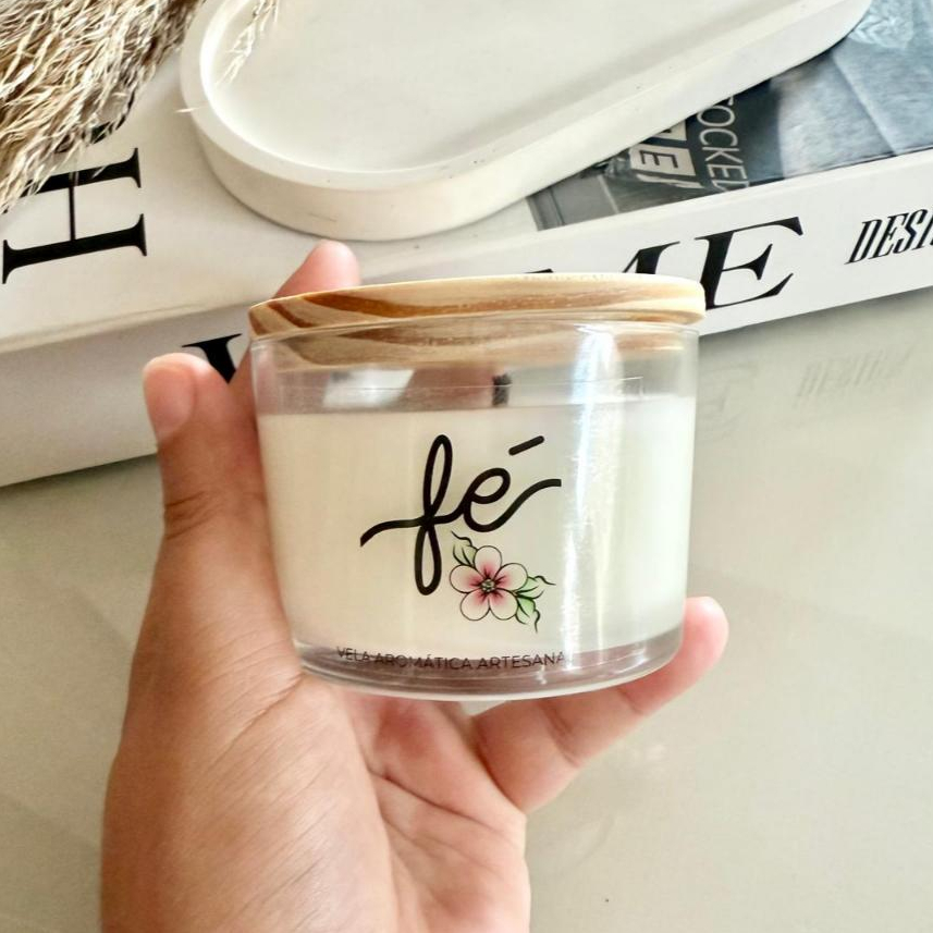Vela Perfumada Artesanal Vegana com Frases – 100g com Tampa de Madeira | Presente Afetivo, Estilo & Bem-Estar para o Lar