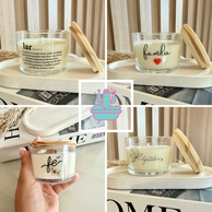 Vela Perfumada Artesanal Vegana com Frases – 100g com Tampa de Madeira | Presente Afetivo, Estilo & Bem-Estar para o Lar