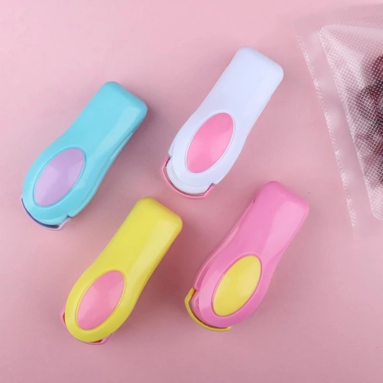 Mini Seladora Portátil 2 em 1 – Lacre e Conserve Alimentos com Praticidade no Seu Dia a Dia

(Ideal para famílias, viajantes e quem ama praticidade na cozinha! Com ímã de geladeira + uso a pilha para vedação instantânea.)