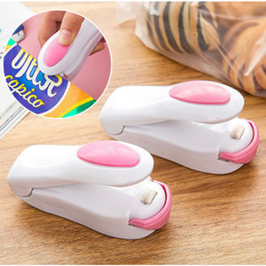 Mini Seladora Portátil 2 em 1 – Lacre e Conserve Alimentos com Praticidade no Seu Dia a Dia

(Ideal para famílias, viajantes e quem ama praticidade na cozinha! Com ímã de geladeira + uso a pilha para vedação instantânea.)